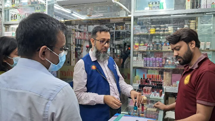 রাজশাহীতে বিএসটিআই’র অনুমোদনহীন ও মেয়াদ উত্তীর্ণ কসমেটিকস বিক্রি করায় জরিমানা